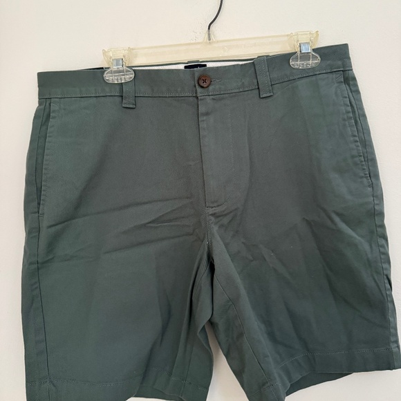 NWT Men’s J. Crew 9 inch inseam shorts, Grey-Green, Waist 33 - Picture 1 of 3